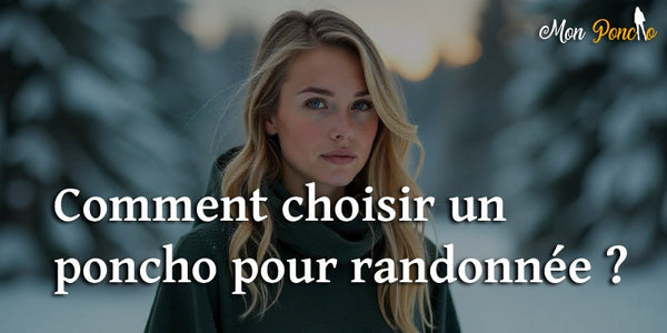 jeune femme en foret avec un poncho randonné sur le dos