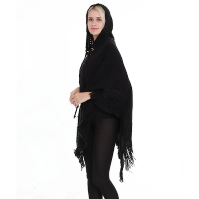 Détail cape crochet ajourée avec capuche à lacets et finitions franges