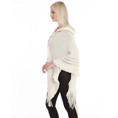 Cape crochet avec capuche et franges portée en style urbain élégant