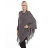 Cape poncho crochet avec capuche franges portée sur pantalon noir urbain