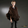 Femme portant châle fourrure vison tricot épais col fermeture style élégant