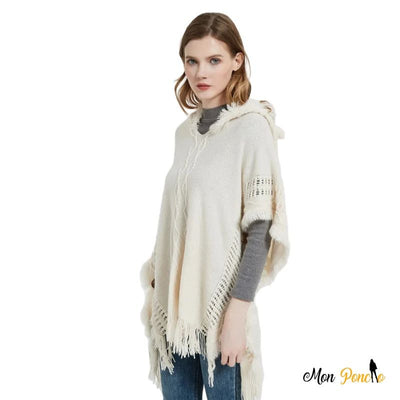 Poncho automne-hiver avec capuche tricot torsadé et franges porté casual