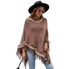 Femme portant poncho bohème avec col fourrure et franges style décontracté chic