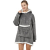 Femme portant poncho polaire capuche motif chat poche kangourou confort