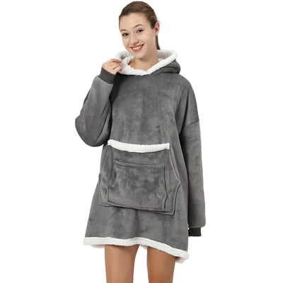 Femme portant poncho polaire capuche motif chat poche kangourou confort