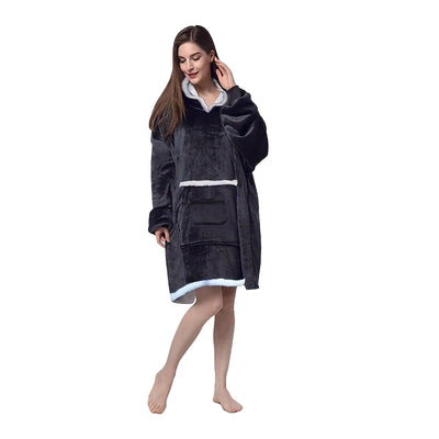 Poncho chat polaire avec capuche et poche kangourou porté à la maison