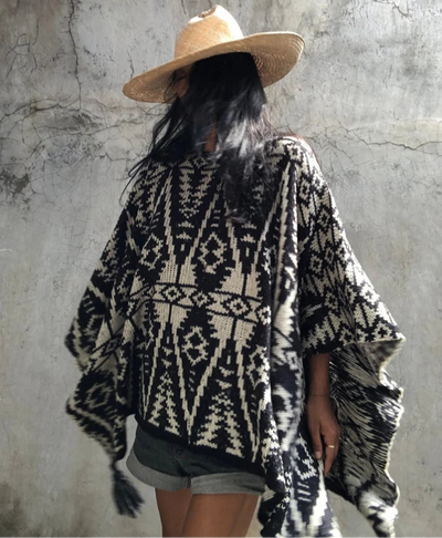 Poncho tricot noir et blanc avec motifs géométriques aztèques ethniques