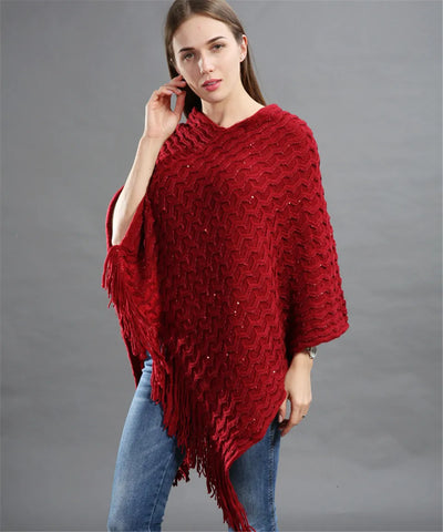 Femme portant poncho paillettes tricot asymétrique longues franges casual chic