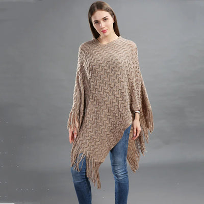 Détail poncho paillettes tricot asymétrique avec longues franges tombantes