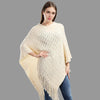 Poncho paillettes asymétrique tricot longues franges porté avec pantalon casual