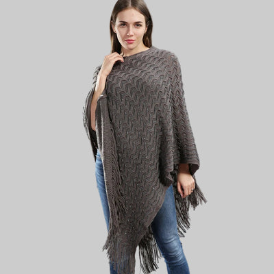 Vue de face poncho paillettes tricot asymétrique longues franges style contemporain