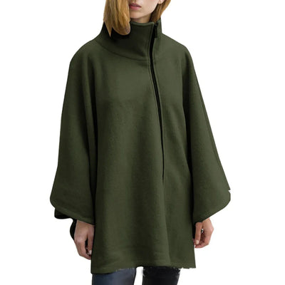 Femme portant poncho hiver polaire coupe ample col montant style minimaliste