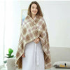 Femme portant poncho portable polaire réversible motif carreaux beige marron intérieur