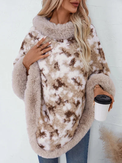 Vue de face poncho pull fourrure marbré douceur hivernale col large