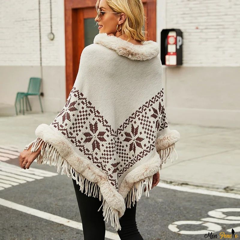 Pull Roulé Poncho Col Blanc à Motifs Ethniques vue de profil