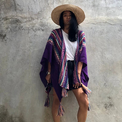 Poncho péruvien traditionnel tricoté avec rayures en zigzag colorées