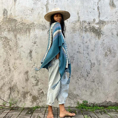 Poncho tricot Pérou motifs rayures zigzag ethniques avec chapeau paille