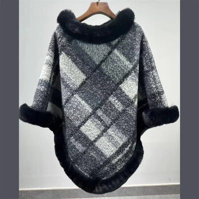 Vue de face poncho tricoté agneau-fourrure motif marbré bordures fourrure