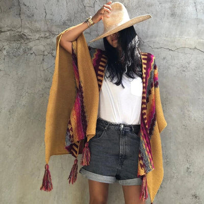 Détail poncho du Pérou tricotée rayures zigzag style artisanal bohème