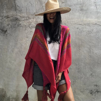 Poncho du Pérou rayures zigzag tricotées main détails pompons décoratifs