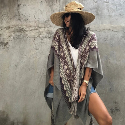 Poncho du Pérou tricoté rayures zigzag avec pompons porté style bohème