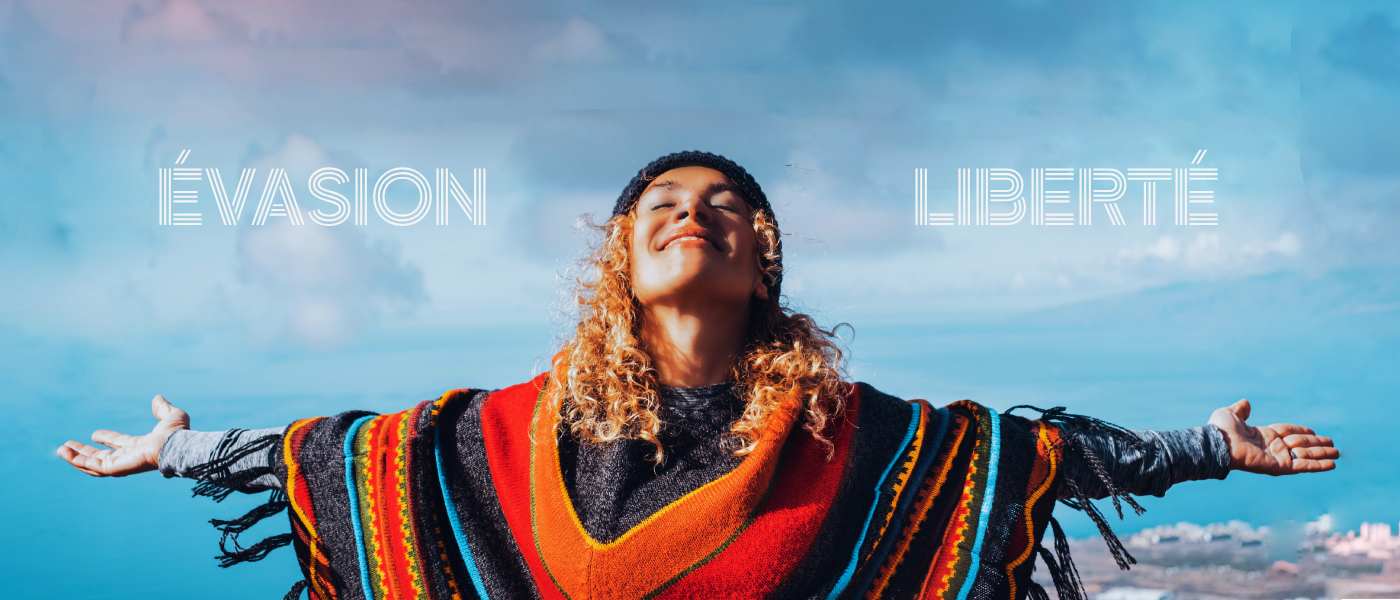 femme avec poncho traditionnel 